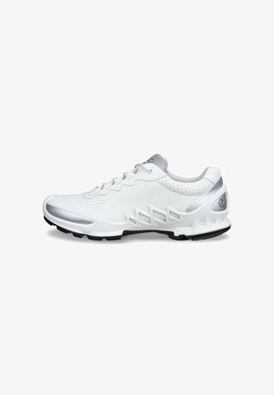 Witte sportieve schoen van leer met zilveren accenten, voorzien van een ademend bovenwerk, een gestructureerd patroon en een zwarte rubberen zool voor grip.