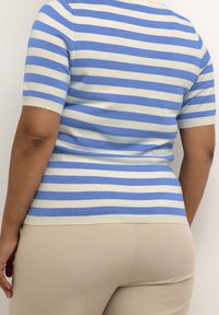 Gestreifter Pulli in Blau und Creme mit kurzen Ärmeln und Rundhalsausschnitt, mit einer figurbetonten Silhouette und glatter Textur.