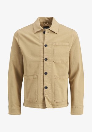 Beige katoenen jas met kraag, sluiting met knopen aan de voorkant, twee zakken aan de voorkant en een enkele borstzak, voorzien van zwarte knopen en een casual ontwerp.
