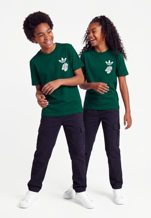 adidas Originals, SUPERSTAR TEE UNISEX - Print T-shirt - collegiate green