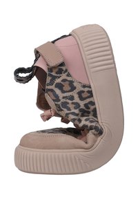 Roze en bruine sneaker met een luipaardprint van suede, rubberen zool, verstelbare band en textuurelementen op de hak en zijkanten.