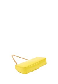 Sac à main rectangulaire jaune en cuir avec une bandoulière chaîne dorée, présenté sur un fond blanc.