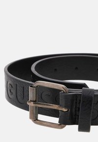 Cintura in pelle nera con logo impresso, fibbia rettangolare in tonalità argento e una superficie liscia con fori di regolazione regolarmente distanziati.