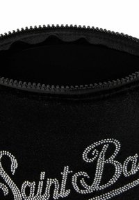 Zwarte stoffen zak met een rits aan de bovenkant, versierd met strassletters die "Saint Ba" spellen.