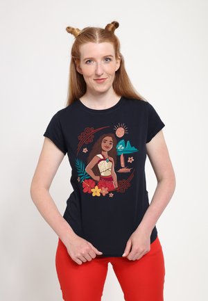 Marineblå bomulds t-shirt med et farverigt grafisk motiv af en kvindelig karakter med blomster, tropiske elementer og en bjergbaggrund.