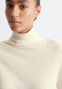 Marc O'Polo DENIM TURTLENECK - Langarmshirt - white blush
