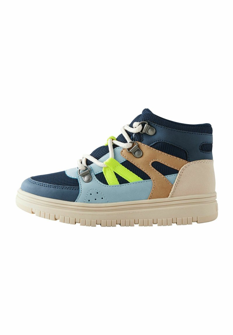 Höga sneakers med en blandning av marinblått, ljusblått och tan-material; mesh-detaljer; neongröna snörakcenter; texturerad gummisula.