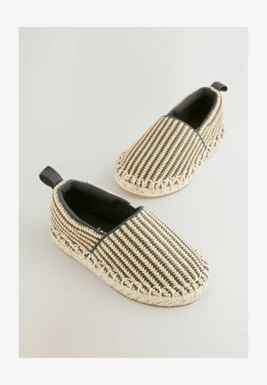 Austītas kurpes ar melnu un bēšu svītru rakstu, tām ir noapaļots pirksts, elastīgas puses un jutu virves zole.