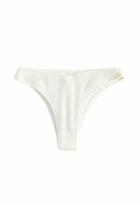 Białe majtki bikini o teksturowanej powierzchni, z niskim stanem i wąskimi bokami. Materiał ma subtelny, falisty wzór.