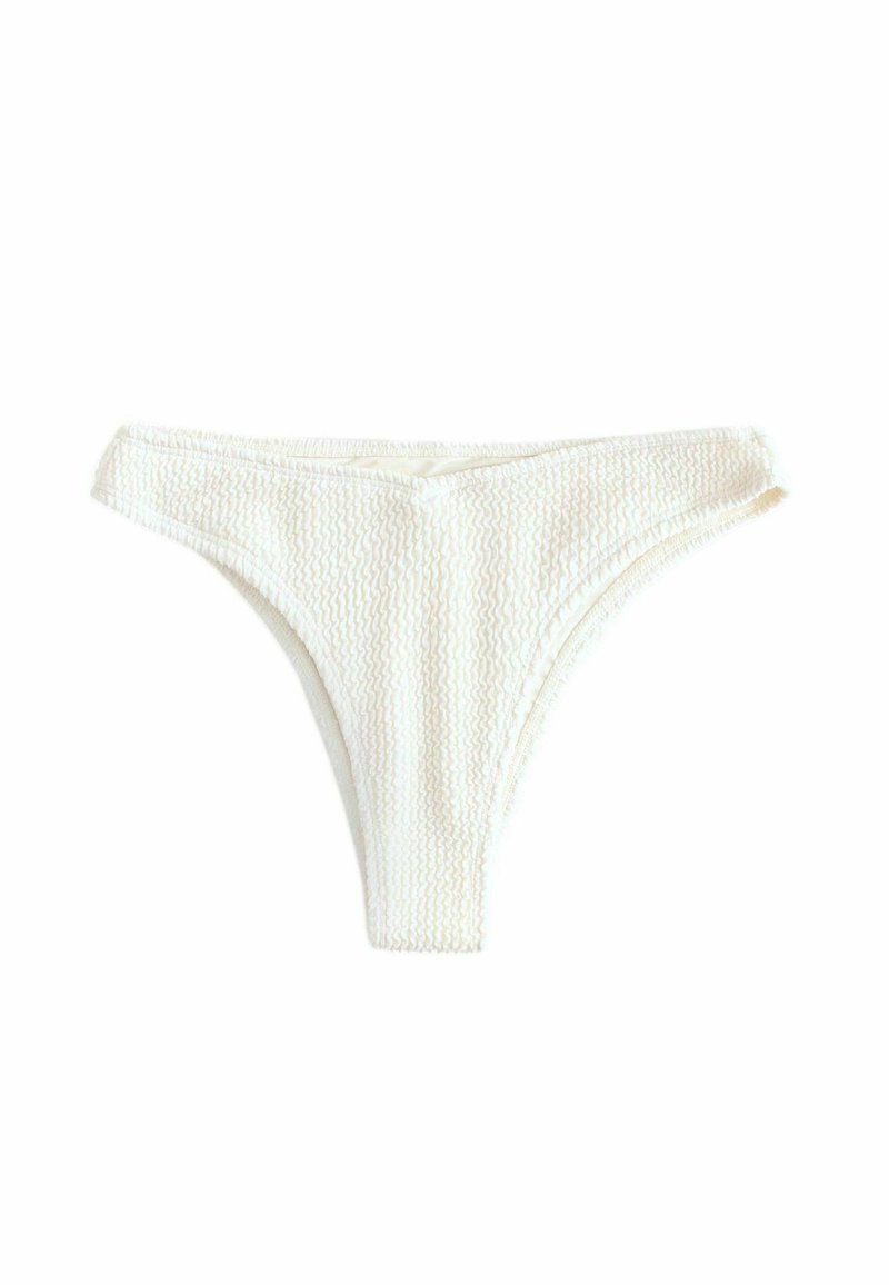Białe majtki bikini o teksturowanej powierzchni, z niskim stanem i wąskimi bokami. Materiał ma subtelny, falisty wzór.