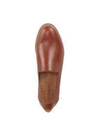 Scarpa marrone senza lacci in pelle liscia, con punta arrotondata e una delicata cucitura lungo il bordo. Marchio Vionic all'interno.