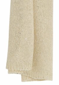 Écharpe crème, texture tricotée avec des fils métalliques délicats et des paillettes dispersées pour une touche de brillance. Douce, légère et flexible.