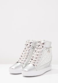 Guess Sneakersy wysokie