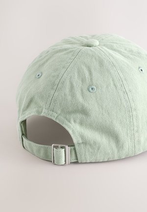 Svijetlozeleni pamučni baseball kapa s teksturiranim završetkom, podesivom metalnom kopčom i prošivenim ventilacijskim rupama na vrhu.