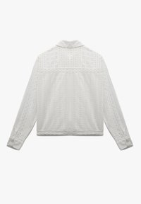 Hvid bluse med lange ærmer og krave. Udsmykket med øjet mønstre, blonder langs kanten og knapmanchetter.