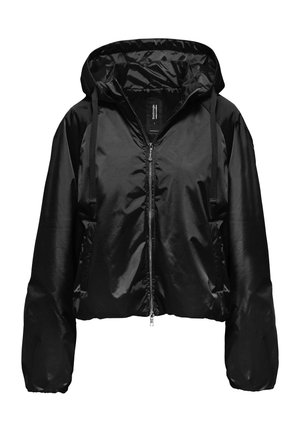 Czarna błyszcząca kurtka z kapturem, zapinana na przedni zamek, z regulowanym sznurkiem w kapturze, długimi rękawami i bocznymi kieszeniami.