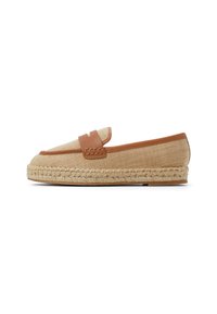 Scarpa in stile espadrillas con tomaia intrecciata beige, dettagli in pelle marrone e suola avvolta in juta. Presenta una fascia in pelle intrecciata sul davanti.