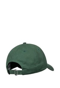 Grøn bomuldsbaseballcap med krum skygge, justerbar stroppelukning og ventilationshuller på toppen. Simpelt design uden yderligere funktioner.
