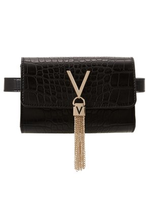 Zwarte tas van nep leer met krokodillenpatroon en gouden accenten. Voorzien van een opvallende V-vormige sluiting en een ketting met kwastdetail.
