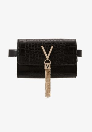 Borsa nera in ecopelle con motivo coccodrillo e dettagli dorati. Presenta una fibbia a forma di V prominente e un dettaglio di nappina con catena.