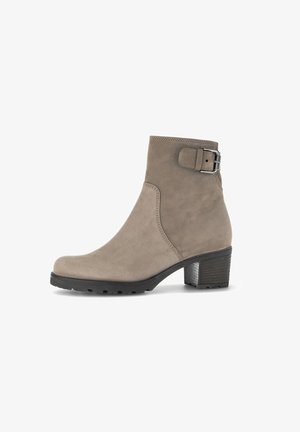 Taupe Wildleder-Absatzstiefel mit verjüngtem Absatz, seitlichem Schnallenakzent und strukturiertem Sohlenprofil, ausgestattet mit einer glatten Oberfläche und einem eleganten Design.