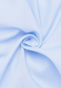 Himmelblaues Gewebe mit glatter Textur, in einem wirbelnden Muster gefaltet, das eine subtile Webung und einheitliche Farbe zeigt.