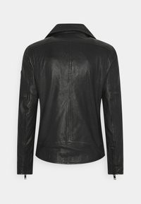 Zwarte leren jas met kraag, lange mouwen, ritssluitingen aan de manchetten en een gladde textuur. Heeft een getailleerde snit en een naaddetail aan de achterkant.