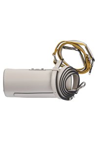 Borsa cilindrica bianca in pelle con accenti neri. Include più tracolle: una gialla e altre nere, con dettagli in metallo argentato.