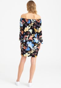 Robe épaules dénudées avec une base noire, ornée de motifs floraux colorés en bleu, orange et jaune. Encolure élastique, manches longues.