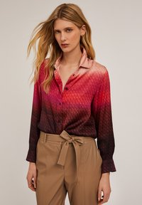 Zijden blouse met een ombre ontwerp in tinten roze, overgaand naar donker paars, met een gemusterde textuur en knoopsluiting aan de voorkant.