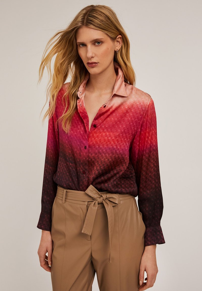 Zijden blouse met een ombre ontwerp in tinten roze, overgaand naar donker paars, met een gemusterde textuur en knoopsluiting aan de voorkant.