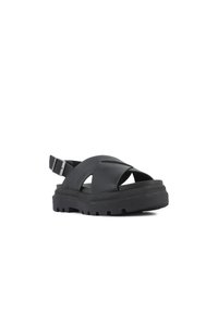 Zwarte sandalen met kruisbandontwerp, gemaakt van duurzaam synthetisch materiaal, met een gestructureerde zool, verstelbare enkelband en een chunky plateau.