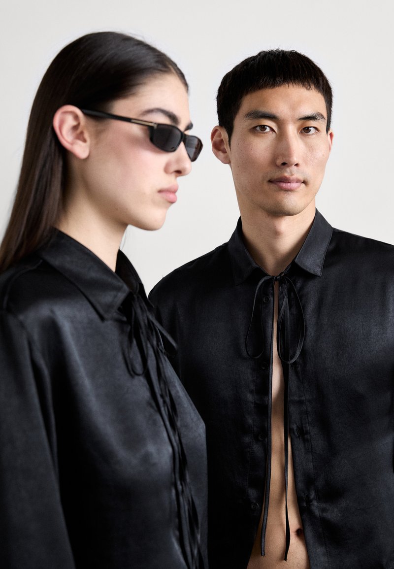 Ludovic de Saint Sernin CROP SHINY UNISEX - Camicia - black