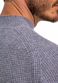 Grauer gestrickter Pullover mit gerippter Textur, der einen hohen Kragen und dezente Details an der Schulternaht aufweist. Weicher Stoff mit gemütlichem Aussehen.