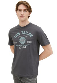 Grå bomulds T-shirt med trykt tekst i lyseblå, korte ærmer, rund hals og en afslappet pasform.