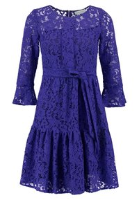 Fialové krajkové šaty s dlouhými rukávy, kulatým výstřihem, páskem v pase a rozšířeným volánkovým lemem. Složitý květinový vzor po celém povrchu.