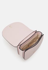 Guess GIZELE MINI SADDLE CROSSBODY - Torba preko tijela - light rose