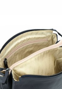 Borsa nera in pelle con molteplici scomparti beige con zip che mostrano l'interno foderato con tessuto marchiato "Harbour 2nd".