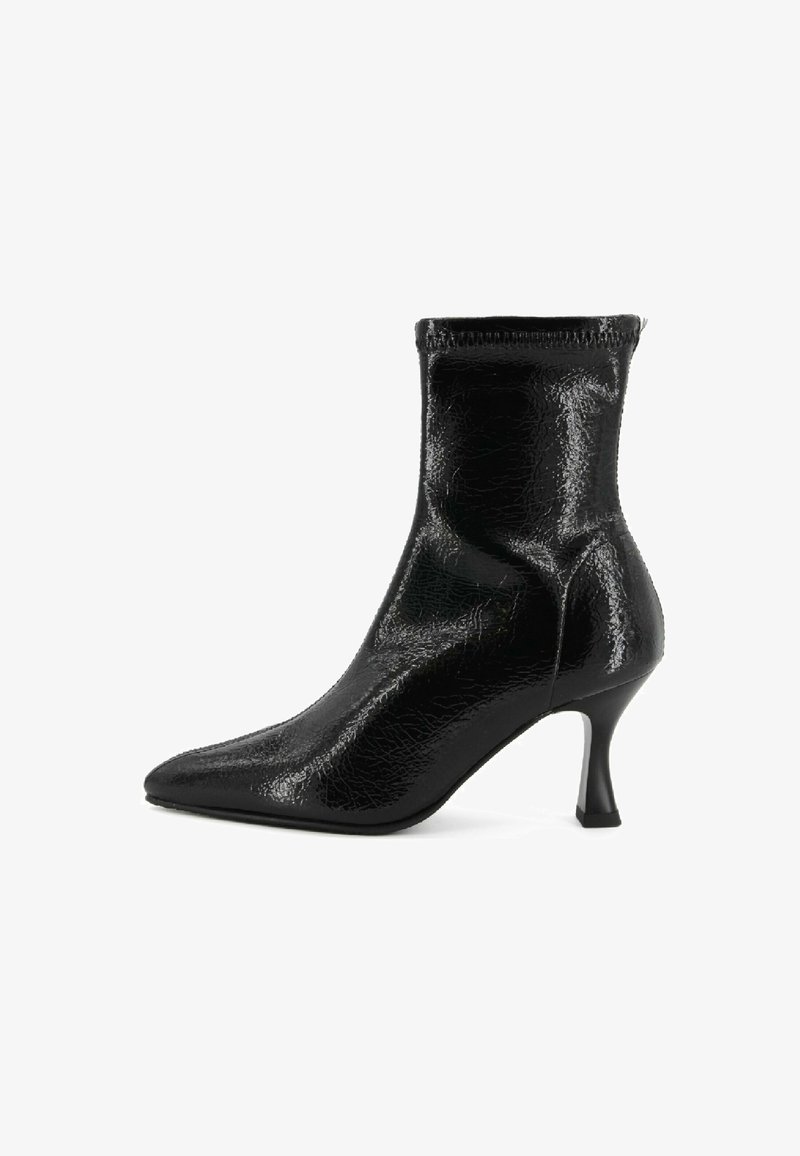 Bottine en cuir verni noir avec un bout pointu et un talon incurvé de hauteur moyenne, profil latéral sur fond blanc.