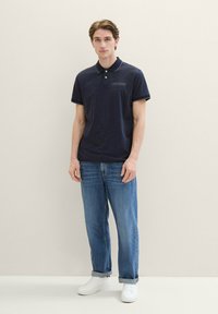 TOM TAILOR MIT LOGOPRINT - Polo - navy fine stripe