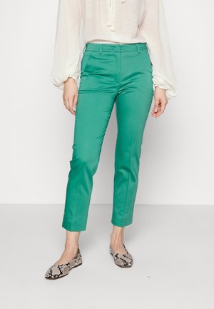 Pantalon vert ajusté en tissu lisse. Dispose d'une taille mi-haute, de poches latérales et d'une longueur cheville avec une silhouette raffinée.