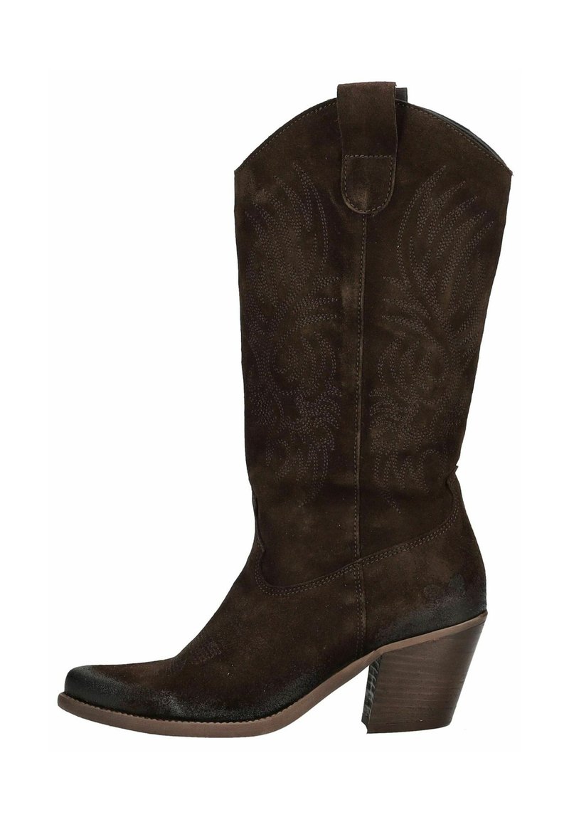 Brune ruskinds cowboystøvle med dekorativt stikning på den øverste del, spidse tå og stablet hæl. Har en trækflap for nem påtagning.