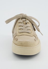 Beige Wildlederschuhe mit runder Zehenpartie, strukturiertem Obermaterial und flachen Schnürsenkeln. Verfügt über eine Gummilaufsohle und minimalistische Designelemente.