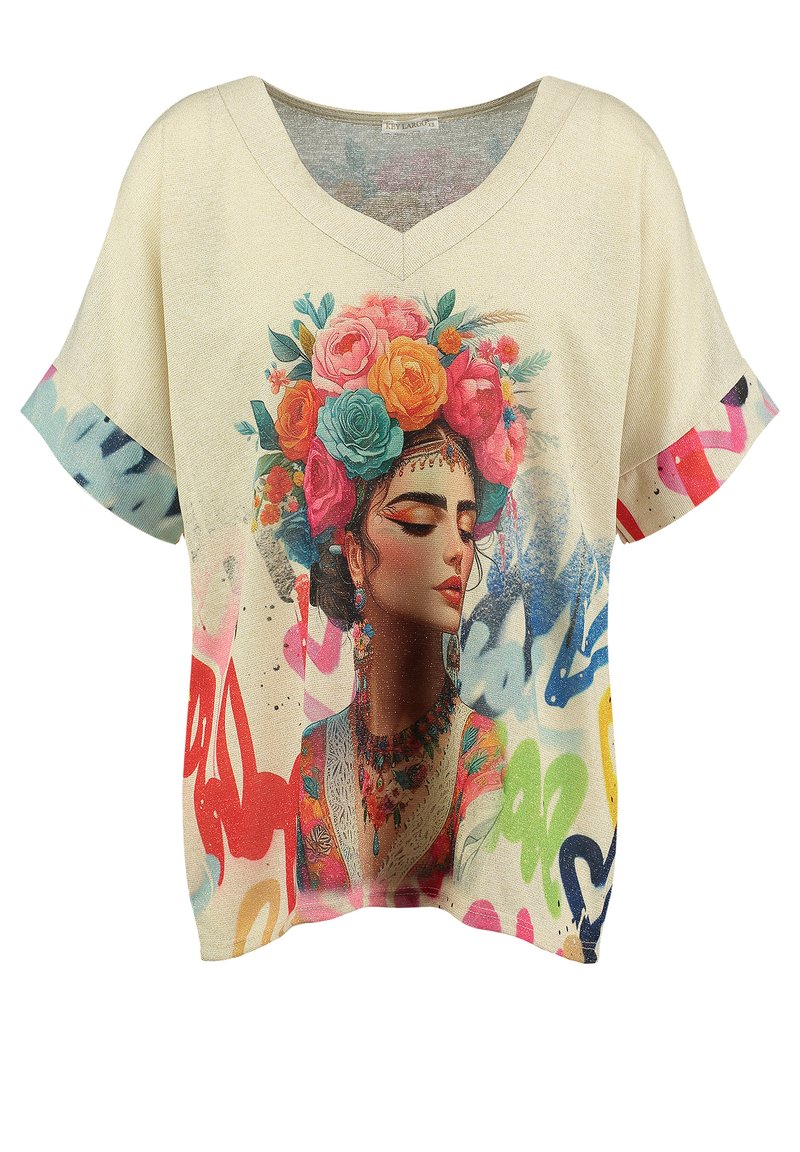 Camiseta de cuello en V color crema con un estampado gráfico floral de una mujer con un tocado colorido y acentos de estilo graffiti en colores vibrantes.