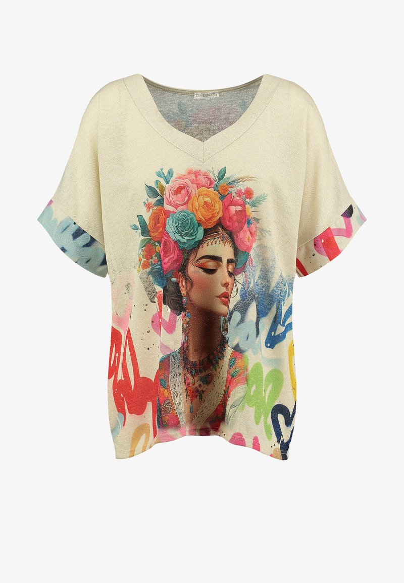 Camiseta de cuello en V color crema con un estampado gráfico floral de una mujer con un tocado colorido y acentos de estilo graffiti en colores vibrantes.