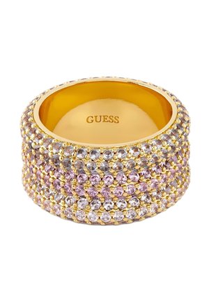 Large bague en or ornée de plusieurs rangées de petits cristaux roses et transparents, gravée du mot "GUESS" sur la face intérieure.