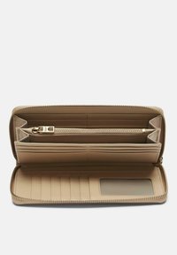 Cartera de cuero beige con cierre de cremallera. Presenta varios compartimentos para tarjetas, un bolsillo con cremallera y una ventana transparente para identificación. Textura interior suave.