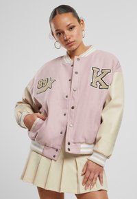 Karl Kani RETRO PATCH STAR OS COLLEGE - Bombejakke - rose lightsand