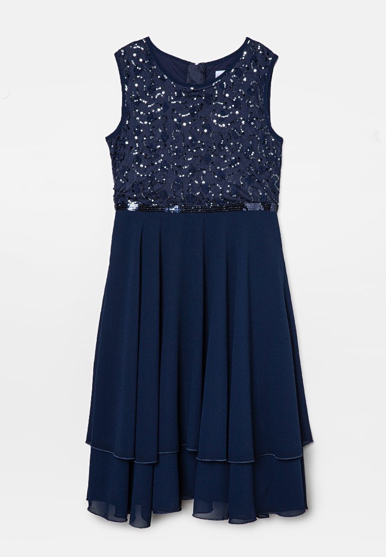 Robe sans manches bleu marine avec un corsage en sequins et une jupe en chiffon superposé, présentant un col rond et une taille cintrée avec une bordure en sequins.