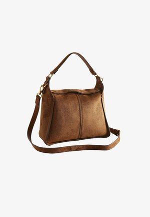 Braune Wildleder-Handtasche mit kurzem Griff und langem verstellbarem Riemen, rechteckige Form und goldfarbene Metall-Details.